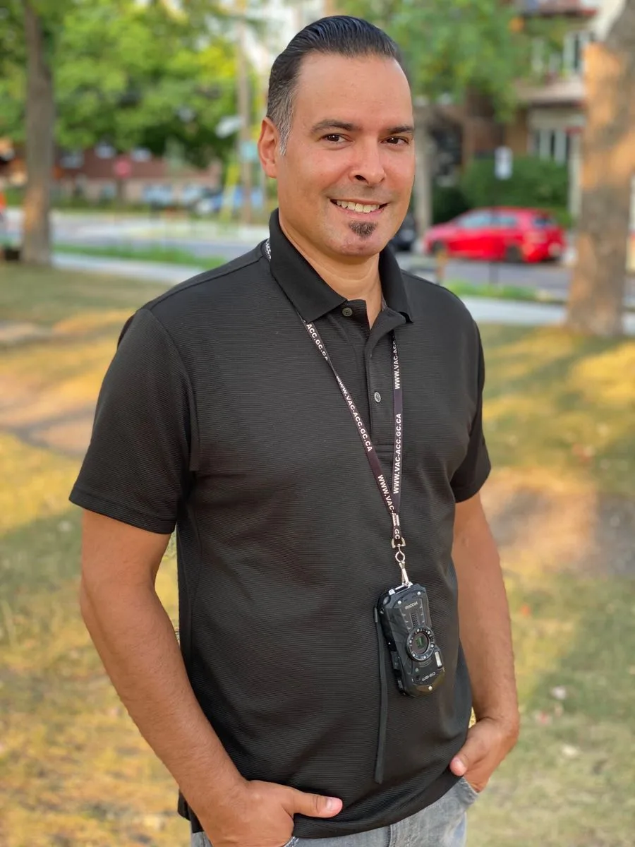 Anthony Tardif sur le terrain, avec son équipement d'inspection